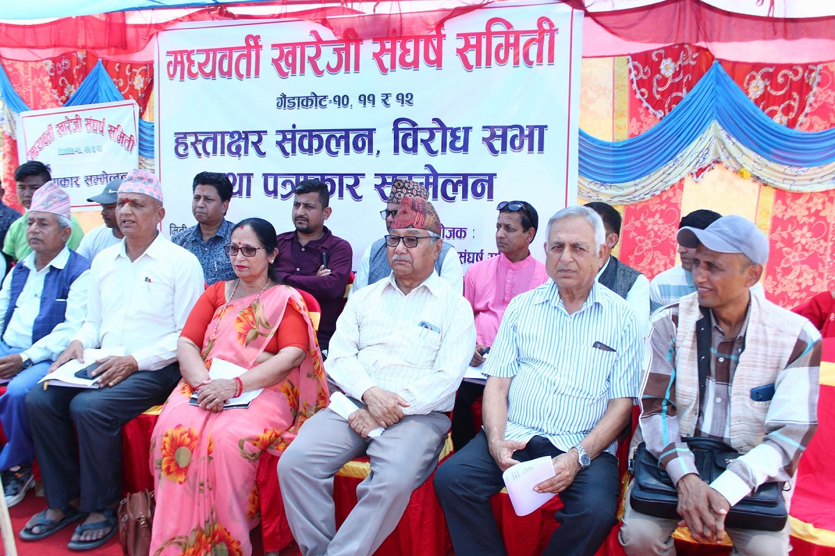 चितवन राष्ट्रिय निकुञ्जको मध्यवर्ती क्षेत्रबाट नवलपरासी (बर्दघाट–सुस्तापूर्व) को गैंडाकोटलाई हटाउनुपर्ने भन्दै ‘मध्यवर्ती खारेजी संघर्ष समिति’ ले आयोजना गरेको विरोधसभा। तस्बिरः टेकराज पोखरेल/रासस